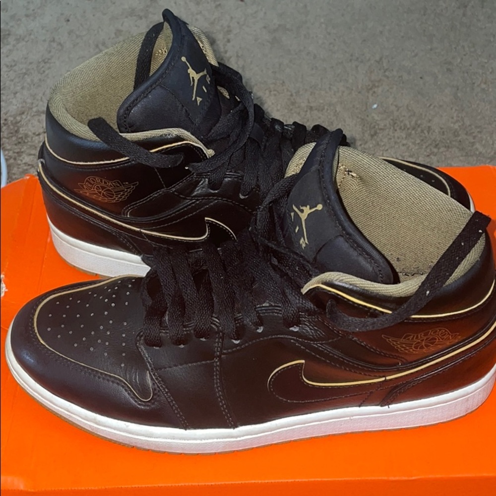 Air jordan 1’s mid black gold
